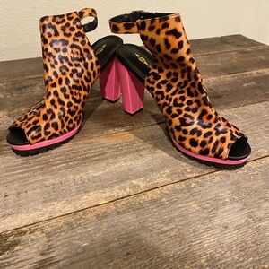 Jolimall Leopard Print Peep Toe‎ Heels with Pink Accents women’s size 10